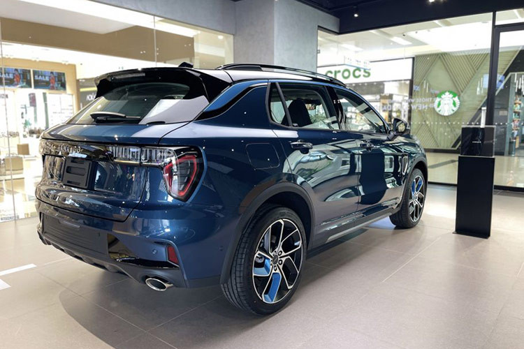 Tại Trung Quốc, Lynk &amp; Co 01 phiên bản chạy bằng xăng đã được cập nhật vào tháng 4 năm nay. Tuy nhiên, doanh số bán hàng của nó thấp. Từ tháng 4 đến tháng 8/2024, doanh số Lynk &amp; Co 01 chỉ bán được 3.476 chiếc SUV này, giảm 55,4% so với cùng kỳ năm ngoái.