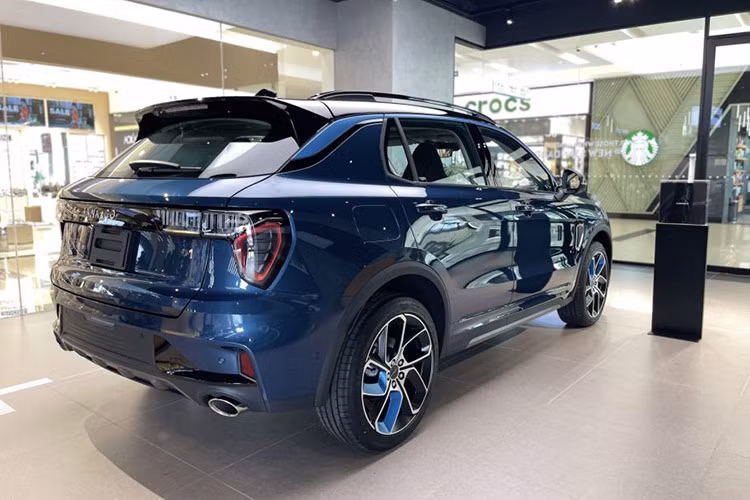 Tại Trung Quốc, Lynk &amp; Co 01 phiên bản chạy bằng xăng đã được cập nhật vào tháng 4 năm nay. Tuy nhiên, doanh số bán hàng của nó thấp. Từ tháng 4 đến tháng 8/2024, doanh số Lynk &amp; Co 01 chỉ bán được 3.476 chiếc SUV này, giảm 55,4% so với cùng kỳ năm ngoái.