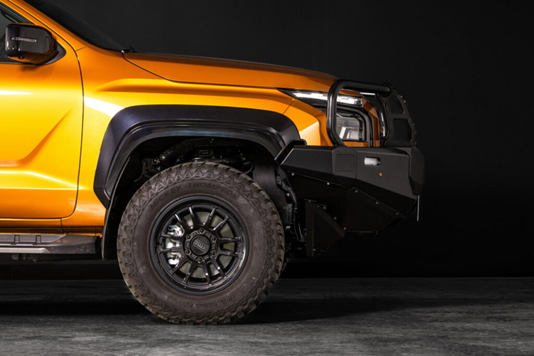 Thương hiệu Ironman 4×4 độ Mitsubishi Triton 2024 với tổng cộng 3 tùy chọn nâng cấp phần cản trước với 3 thiết kế khác nhau. Cả ba tùy chọn này đều được hoàn thiện bằng thép sơn tĩnh điện và tích hợp các trang bị an toàn cho phần cản va của xe bán tải tiêu chuẩn.