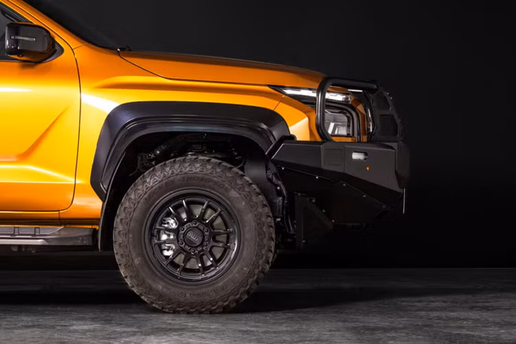 Thương hiệu Ironman 4×4 độ Mitsubishi Triton 2024 với tổng cộng 3 tùy chọn nâng cấp phần cản trước với 3 thiết kế khác nhau. Cả ba tùy chọn này đều được hoàn thiện bằng thép sơn tĩnh điện và tích hợp các trang bị an toàn cho phần cản va của xe bán tải tiêu chuẩn.