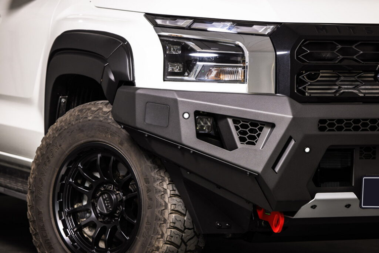 Nhằm tăng thêm vẻ hầm hố cho ngoại thất xe, người dùng có thể lựa chọn thêm phần mở rộng chắn bùn và trang bị này sẽ thích hợp hơn nếu người dùng lựa chọn nâng cấp bánh xe to hơn.