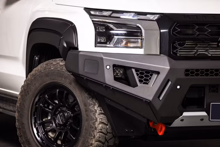 Nhằm tăng thêm vẻ hầm hố cho ngoại thất xe, người dùng có thể lựa chọn thêm phần mở rộng chắn bùn và trang bị này sẽ thích hợp hơn nếu người dùng lựa chọn nâng cấp bánh xe to hơn.