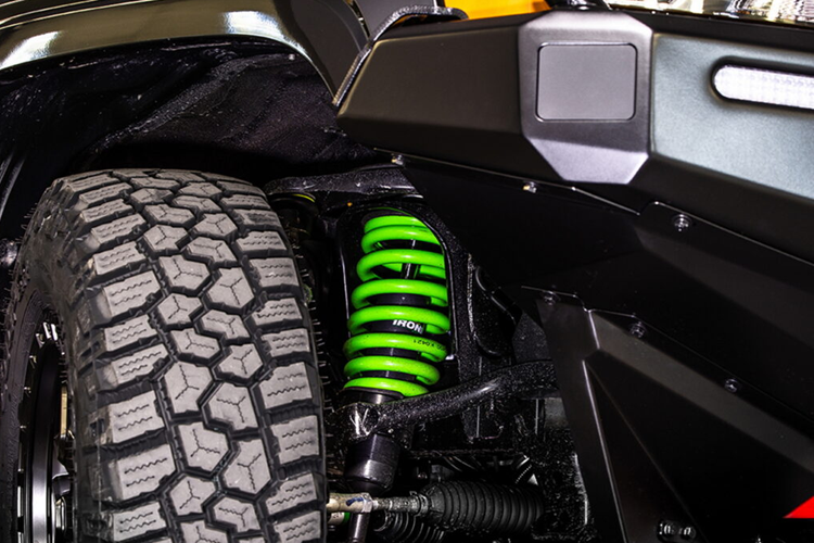 Ironman 4×4 cũng công bố giá bán với phiên bản cản trước Deluxe sẽ có giá bán 1.691 Đô, tiếp theo là cản trước Raid có giá bán 1.518 Đô và rẻ nhất là cản trước cơ bản có giá bán 1.277 Đô.