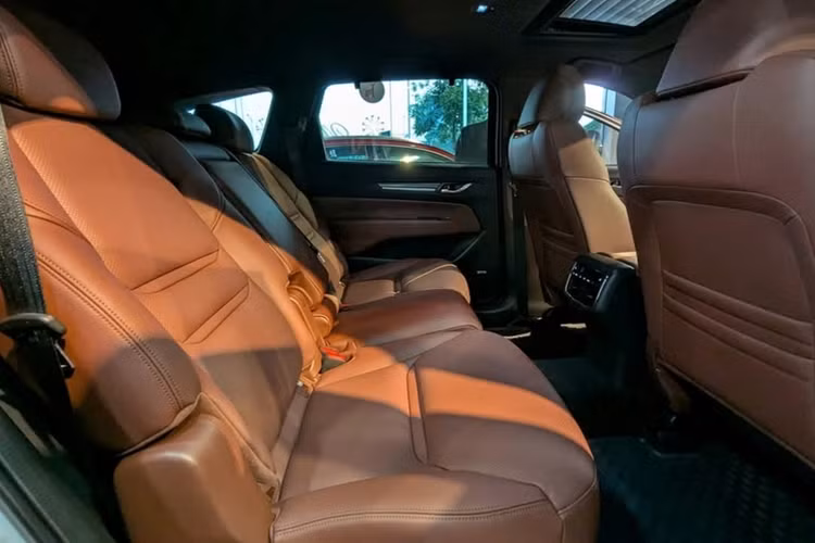 Mazda CX-8 2025 giữ nguyên cấu hình động lực với động cơ xăng 2.5L SkyActiv-G cho công suất tối đa 188 mã lực và mô-men xoắn cực đại 252 Nm. Đi kèm hộp số tự động 6 cấp có chế độ lái thể thao, hệ thống GVC Plus và công nghệ ngừng/khởi động thông minh.