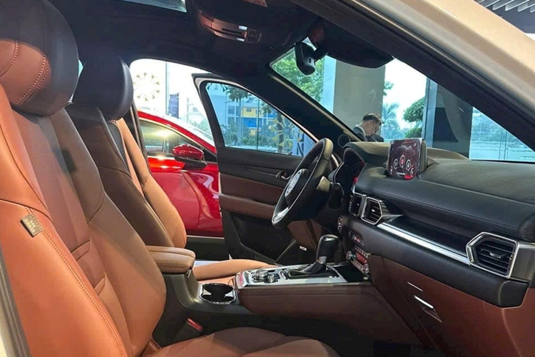 Đồng thời nội thất ấn tượng hơn với chất liệu da Nappa màu nâu đỏ Chroma Brown. Trang bị tiện nghi Mazda CX-8 2025 vẫn bao gồm màn hình giải trí cảm ứng 8 inch hỗ trợ Apple CarPlay và Android Auto không dây, hệ thống âm thanh 10 loa Bose, điều hòa tự động 3 vùng độc lập, hiển thị kính lái HUD, cửa sổ trời, rèm che nắng, sưởi ghế…