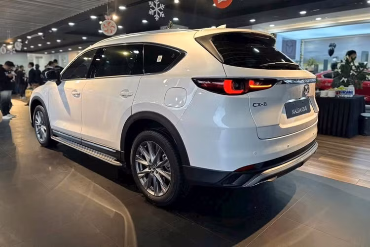 Ngoài ra, xe còn có cảnh báo chệch làn LDWS, Hỗ trợ giữ làn LAS. Hỗ trợ phanh thông minh trong thành phố (phía trước &amp; phía sau). Phanh khẩn cấp khi phát hiện người đi bộ phía trước. Hệ thống điều khiển hành trình tích hợp radar MRCC. Hệ thống nhắc nhở người lái tập trung DAA.