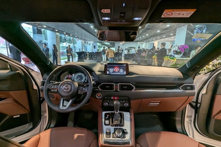 Viền hốc bánh đã được sơn cùng màu thân xe thay vì sử dụng chất liệu nhựa đen nhám. Kích thước la-zăng vẫn giữ nguyên 19 inch. Khoang nội thất Mazda CX-8 2025 mới không thay đổi nhiều so với trước. Cả 3 phiên bản 2025 đều có bố cục 3 hàng ghế và 7 chỗ ngồi.