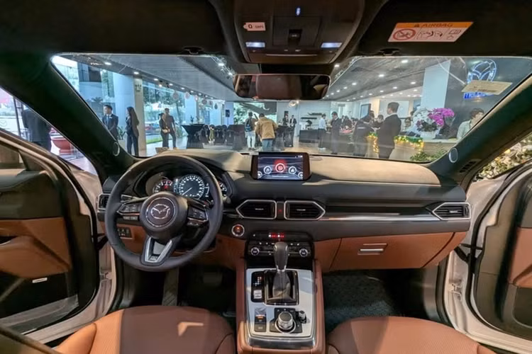 Viền hốc bánh đã được sơn cùng màu thân xe thay vì sử dụng chất liệu nhựa đen nhám. Kích thước la-zăng vẫn giữ nguyên 19 inch. Khoang nội thất Mazda CX-8 2025 mới không thay đổi nhiều so với trước. Cả 3 phiên bản 2025 đều có bố cục 3 hàng ghế và 7 chỗ ngồi.