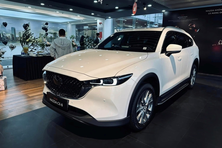 Thaco Auto vừa giới thiệu Mazda CX-8 2025 tại Việt Nam bán ra với 3 phiên bản Luxury, Premium và Signature AWD với mức từ 969 triệu – 1,149 tỷ đồng. Mẫu SUV 7 chỗ cao cấp của Mazda gây chú ý khi sở hữu những nâng cấp nhỏ, kèm với giá bán tăng nhẹ so với trước.