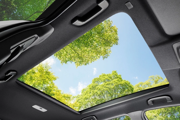 Toyota Corolla Cross 2024 cũng được nâng cấp hệ thống Toyota Safety Sense với một số tính năng mới bao gồm hỗ trợ đánh lái chủ động và cảnh báo phương tiện cắt ngang hoặc người đi bộ phía trước đi cùng túi khí bảo vệ hành khách được tăng lên 8.