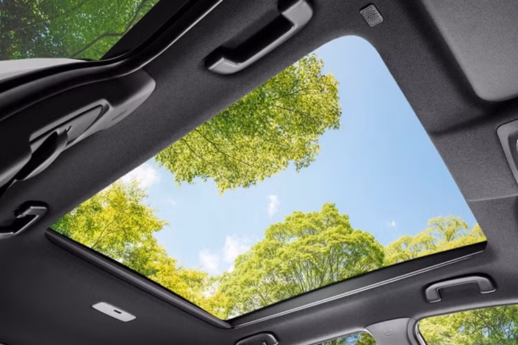 Toyota Corolla Cross 2024 cũng được nâng cấp hệ thống Toyota Safety Sense với một số tính năng mới bao gồm hỗ trợ đánh lái chủ động và cảnh báo phương tiện cắt ngang hoặc người đi bộ phía trước đi cùng túi khí bảo vệ hành khách được tăng lên 8.