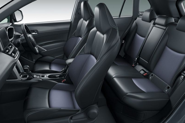 Ngoài ra, xe còn có cửa sổ trời toàn cảnh với khả năng đóng mở chỉnh điện và hệ thống phanh tay của xe cũng được chuyển sang dạng điện tử với tính năng giữ phanh tự động.