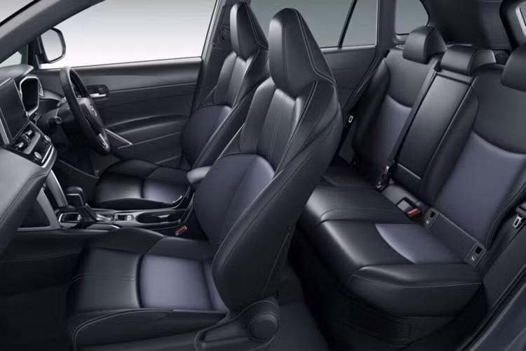 Ngoài ra, xe còn có cửa sổ trời toàn cảnh với khả năng đóng mở chỉnh điện và hệ thống phanh tay của xe cũng được chuyển sang dạng điện tử với tính năng giữ phanh tự động.