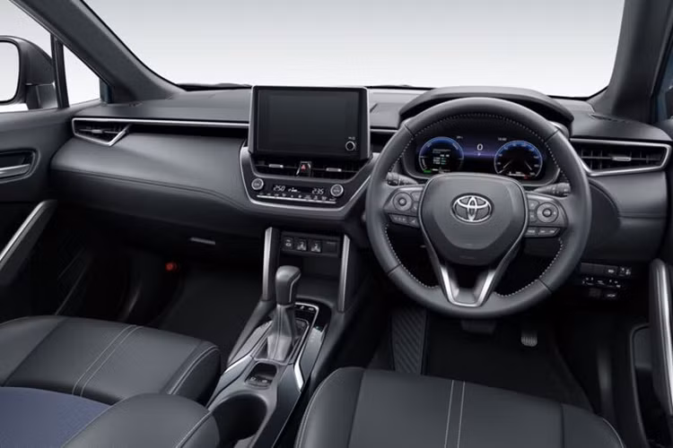 Không gian nội thất của mẫu xe SUV Toyota Corolla Cross 2024 cũng có những thay đổi về mặt trang bị với màn hình thông tin giải trí 10,5 inch mới; cụm đồng hồ kỹ thuật số TFT 12,3 inch hỗ trợ Apple CarPlay/Android Auto; sạc không dây; hệ thống âm thanh 9 loa JBL Surround.