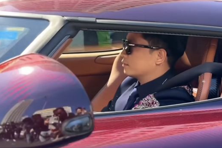 Dù về Việt Nam từ tháng 1/2022 nhưng đây mới chỉ là lần thứ 4 siêu phẩm Koenigsegg Regera được lăn bánh trên đường phố. Trước đây, xe từng lăn bánh ở Đà Nẵng, Cần Thơ và đến Hà Nội thì không may gặp lỗi nên phải vận chuyển về TP.HCM rồi đưa sang Thụy Điển.