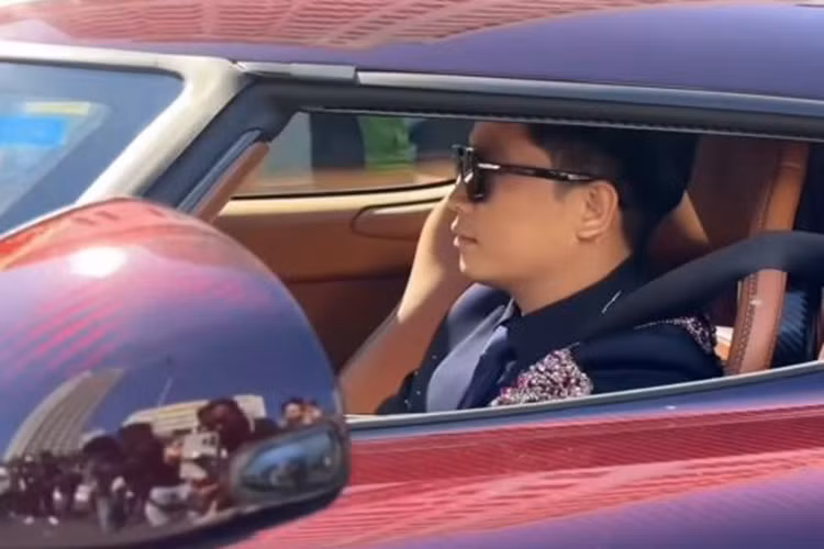 Dù về Việt Nam từ tháng 1/2022 nhưng đây mới chỉ là lần thứ 4 siêu phẩm Koenigsegg Regera được lăn bánh trên đường phố. Trước đây, xe từng lăn bánh ở Đà Nẵng, Cần Thơ và đến Hà Nội thì không may gặp lỗi nên phải vận chuyển về TP.HCM rồi đưa sang Thụy Điển.