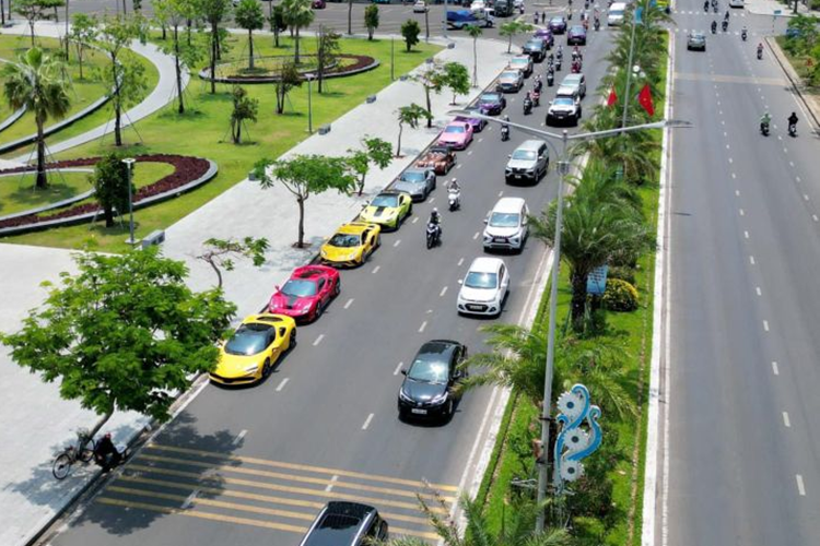 Để có thể ra biển số, lăn bánh tại Việt Nam, ước tính chủ xe phải bỏ ra số tiền từ 120 - 250 tỷ đồng. Trước khi xuất hiện tại Nha Trang, chiếc Koenigsegg Regera này đã có khoảng gần 2 năm xuất ngoại để sửa chữa với chi phí lên tới gần 365.627 USD (hơn 8,9 tỷ đồng).