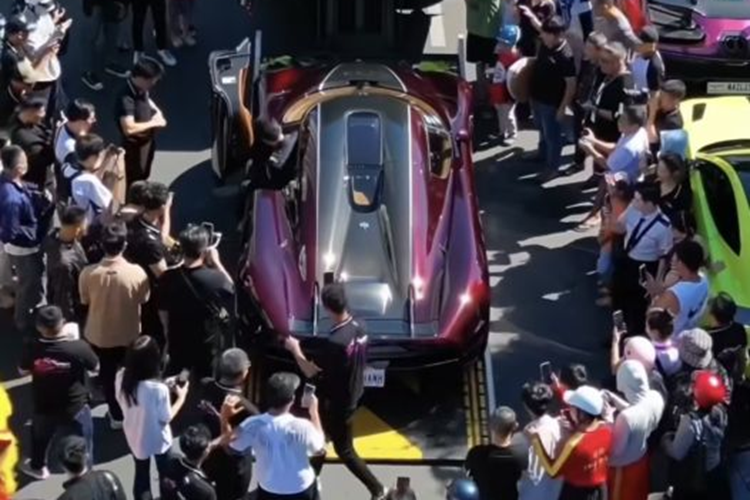 Cũng giống như lần diễu hành ở Hà Nội 2 năm trước, bên hông chiếc Koenigsegg Regera tại Nha Trang được dán decal sự kiện khai trương. Trong suốt buổi diễu hành, chiếc megacar của doanh nhân Quận 12 luôn là tâm điểm khi được người dân bu kín.