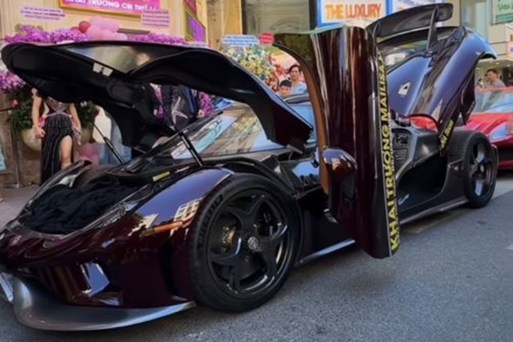 Koenigsegg Regera sở hữu thiết kế vô cùng ấn tượng và nổi bật với cửa mở 180 độ đặc trưng, đây cũng chính là chi tiết khiến Regera không thể bị nhầm lẫn với các siêu xe thể thao khác. Ngoài ra, Regera còn là một chiếc xe không sử dụng hộp số truyền thống. 