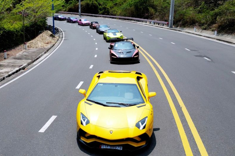 Bên cạnh Koenigsegg Regera, đoàn diễu hành ở Nha Trang lần này còn có sự góp mặt của hàng loạt mẫu xe nổi tiếng như: McLaren Senna, Lamborghini Aventador S LP740-4, Ferrari 488 Pista Spider, Ferrari SF90 Stradale, Porsche 911 Sport Classic, Aston Martin V8 Vantage…