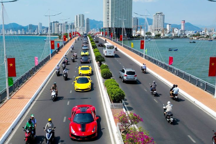 Và để có thể mang Koenigsegg Regera trở lại Việt Nam, vợ chồng đại gia ngành thẩm mỹ đã phải chi thêm 22.150 Euro (khoảng 605 triệu đồng). Tổng chi phí chiếc Koenigsegg Regera này đã tiêu tốn của đại gia Hoàng Kim Khánh ước tính là gần 10 tỷ đồng, bên cạnh số tiền hàng trăm tỷ ban đầu để sở hữu.