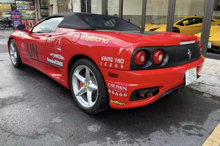 Ferrari 360 Spider đã được ra mắt tại Geneva Motor Show vào năm 2000 và nhanh chóng khiến các tay chơi trên thế giới mê mẫn với các đường nét thiết kế đẹp mắt, đầy lôi cuốn, hãng đã mang vào cho 360 Spider 1 chiếc mui mềm, có thể đóng hoặc mở trong thời gian gần 20 giây, quá trình thực hiện này chỉ thông qua 1 nút bấm.