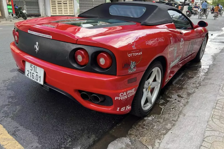 Chưa hết, Ferrari đã gia cố các ngưỡng cửa, làm cứng mặt trước của sàn xe và thiết kế lại khung kính chắn gió. Vách ngăn phía sau phải được làm cứng lại để loại bỏ tiếng ồn của động cơ từ cabin. Sự an toàn của hành khách được đảm bảo nhờ khung kính chắn gió chắc chắn và các thanh cuộn.