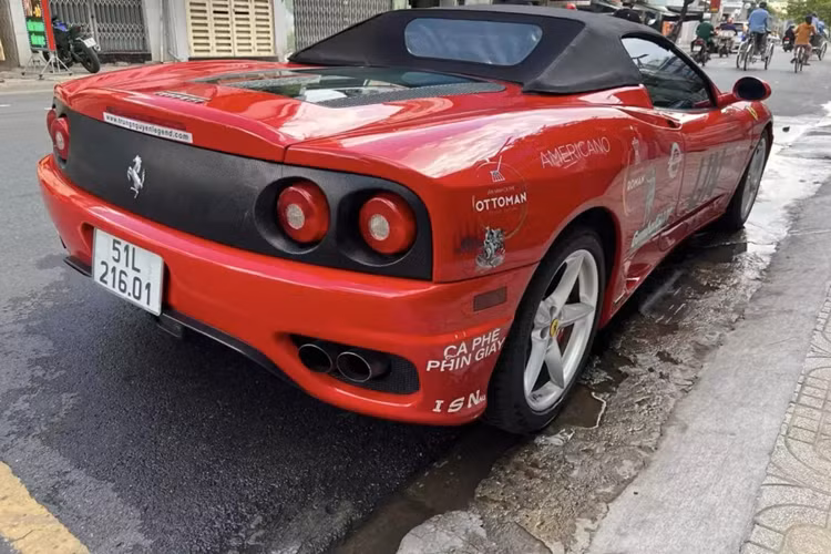 Chưa hết, Ferrari đã gia cố các ngưỡng cửa, làm cứng mặt trước của sàn xe và thiết kế lại khung kính chắn gió. Vách ngăn phía sau phải được làm cứng lại để loại bỏ tiếng ồn của động cơ từ cabin. Sự an toàn của hành khách được đảm bảo nhờ khung kính chắn gió chắc chắn và các thanh cuộn.