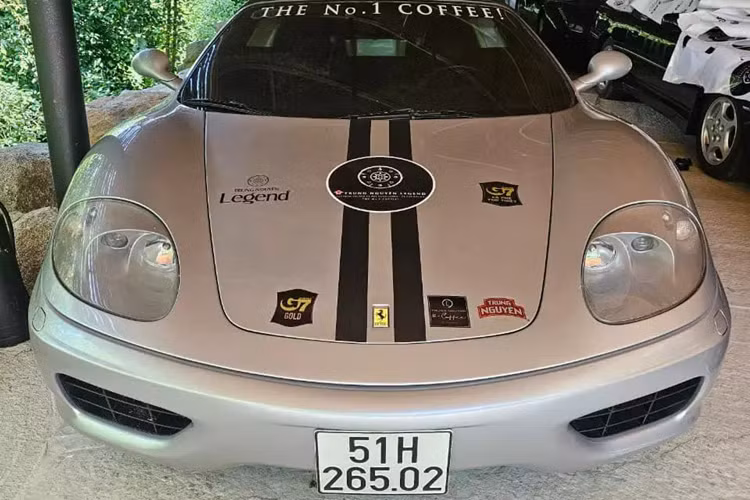 Những cái tên trong danh sách xe Ferrari tham dự Gumball 3000 2024 của Trung Nguyên sẽ khiến không ít người thích thú vì từ 360, 430, 458, 488, 599, F12 đến Roma. Thú vị hơn, 1 cặp siêu xe mui trần Ferrari 360 Spider của Đặng Lê Nguyên Vũ được đem ra trưng bày thay vì chỉ 1 chiếc, nhường suất cho các bản xe khác.