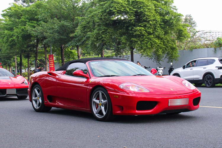 Động cơ trên Ferrari 360 Spider sẽ kết hợp cùng hộp số 6 cấp F1, nhờ đó, siêu xe mui trần của Ferrari 360 Modena sẽ chỉ mất thời gian 4,5 giây để tăng tốc từ vị trí xuất phát lên 100 km/h trước khi đạt vận tốc tối đa 288 km/h. Mức giá xe Ferrari 360 Spider đã qua sử dụng tại Việt Nam khoảng hơn 3,2 tỷ đồng.