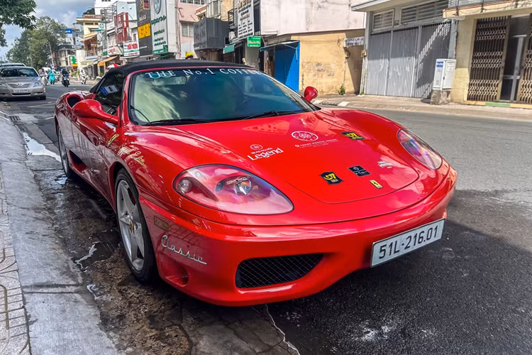 Do sử dụng toàn bộ cấu trúc bằng nhôm nhẹ, Ferrari 360 Spider chỉ nặng hơn 60 kg so với bản coupe. Siêu xe Ferrari 360 Spider sử dụng khối động cơ V8, dung tích 3.6 lít như Ferrari 360 Modena. "Trái tim" này trên bản mui trần sản sinh công suất tối đa 395 mã lực tại vòng tua máy 8.500 vòng/phút và mô-men xoắn cực đại 373 Nm tại vòng tua máy 4.750 vòng/phút.