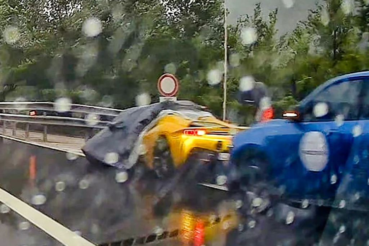 Và điều này cũng xảy ra tương tự với một chiếc Ferrari SF90 Stradale/Spider màu vàng. May mắn, các sự cố không gây thiệt hại về người.