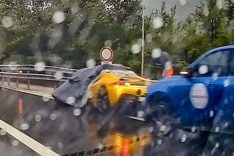 Và điều này cũng xảy ra tương tự với một chiếc Ferrari SF90 Stradale/Spider màu vàng. May mắn, các sự cố không gây thiệt hại về người.