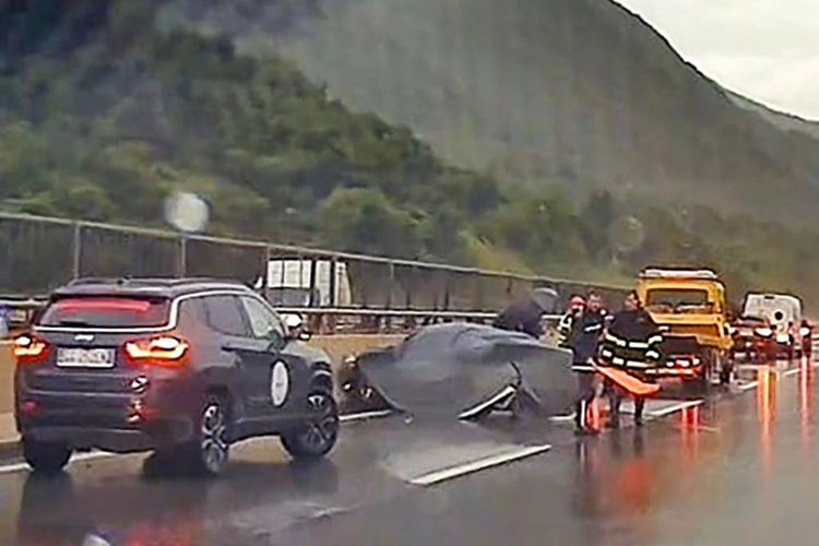 Cụ thể, một chiếc Ferrari 296 GTB bị cháy trên đường cao tốc (hiện chưa rò nguyên nhân). Một chiếc Ferrari khác đã mất lái và đâm vào dải phân cách trong điều kiện thời tiết mưa lớn, có vẻ như đây cũng là một chiếc 296.