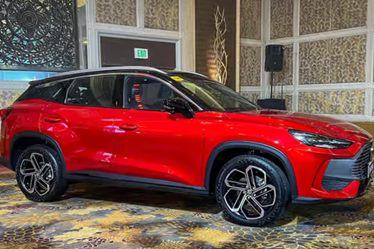 Khác với một số đối thủ cùng phân khúc, xe dùng hệ thống treo độc lập ở cả hai cầu. Cuối cùng là những trang bị an toàn như 6 túi khí, hệ thống chống bó cứng phanh ABS, phân bổ lực phanh điện tử EBD, cân bằng điện tử, hỗ trợ khởi hành ngang dốc, cảm biến áp suất lốp và camera 360 độ.