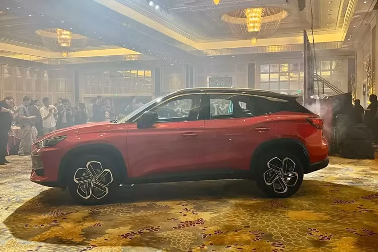 "Trái tim" của MG One 2024 ở thị trường Philippines là động cơ xăng 4 xi-lanh, tăng áp, dung tích 1.5L với công suất tối đa 181 mã lực và mô-men xoắn cực đại 285 Nm. Động cơ này đi kèm với hộp số tự động biến thiên vô cấp CVT. Nằm bên trong thân vỏ của xe là khung gầm SAIC Motor Intelligent Global Architecture (SIGMA).