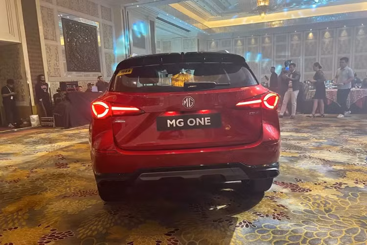 Màn hình bên phải có kích thước 12,3 inch là của hệ thống thông tin giải trí, hỗ trợ kết nối Apple CarPlay và Android Auto. Ngoài ra, mẫu xe Trung Quốc này còn có ghế bọc giả da, ghế chỉnh điện, cần số điện tử, nút bấm khởi động máy, sạc điện thoại không dây, phanh tay điện tử và cửa sổ trời toàn cảnh Panorama.