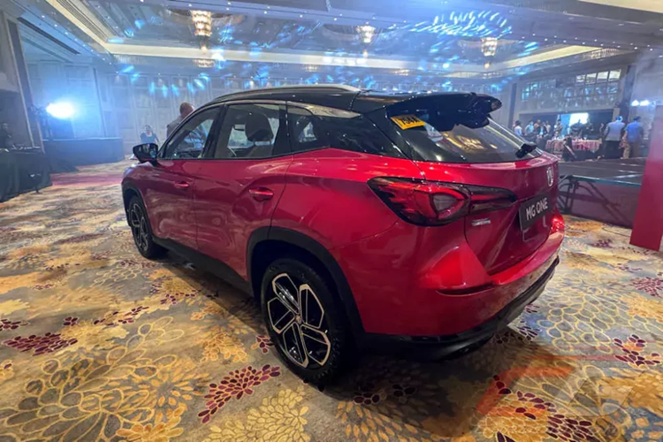 Mẫu xe này không có các tính năng an toàn chủ động ADAS như những đối thủ cùng phân khúc. Đây sẽ là điểm thua thiệt không nhỏ của mẫu ô tô Trung Quốc này. Khả năng MG One được bán ở Việt Nam có lẽ khá thấp. Nguyên nhân là bởi thương hiệu Trung Quốc này hiện đã có 2 mẫu SUV cỡ C ở Việt Nam là MG RX5 và HS.