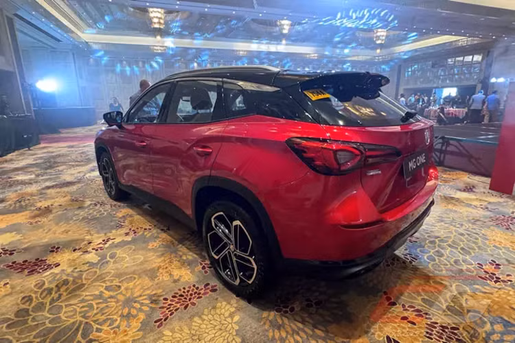 Mẫu xe này không có các tính năng an toàn chủ động ADAS như những đối thủ cùng phân khúc. Đây sẽ là điểm thua thiệt không nhỏ của mẫu ô tô Trung Quốc này. Khả năng MG One được bán ở Việt Nam có lẽ khá thấp. Nguyên nhân là bởi thương hiệu Trung Quốc này hiện đã có 2 mẫu SUV cỡ C ở Việt Nam là MG RX5 và HS.