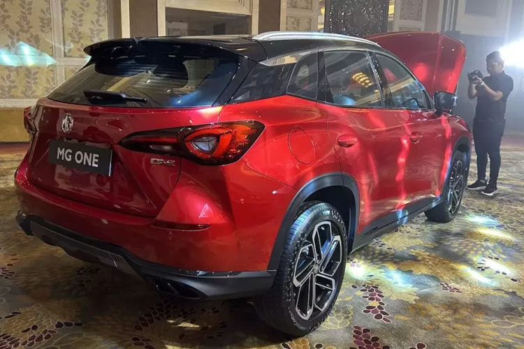Bên trong MG One 2024 là không gian nội thất 2 hàng ghế với 5 chỗ ngồi. Điểm nhấn của không gian nội thất là 3 màn hình với kích thước tổng cộng 30 inch ôm trọn lấy người lái. Màn hình ở bên trái dùng để chỉnh đèn trong khi màn hình LCD ở giữa đóng vai trò là bảng đồng hồ kỹ thuật số.