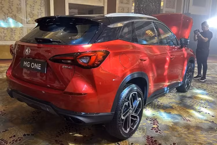 Bên trong MG One 2024 là không gian nội thất 2 hàng ghế với 5 chỗ ngồi. Điểm nhấn của không gian nội thất là 3 màn hình với kích thước tổng cộng 30 inch ôm trọn lấy người lái. Màn hình ở bên trái dùng để chỉnh đèn trong khi màn hình LCD ở giữa đóng vai trò là bảng đồng hồ kỹ thuật số.