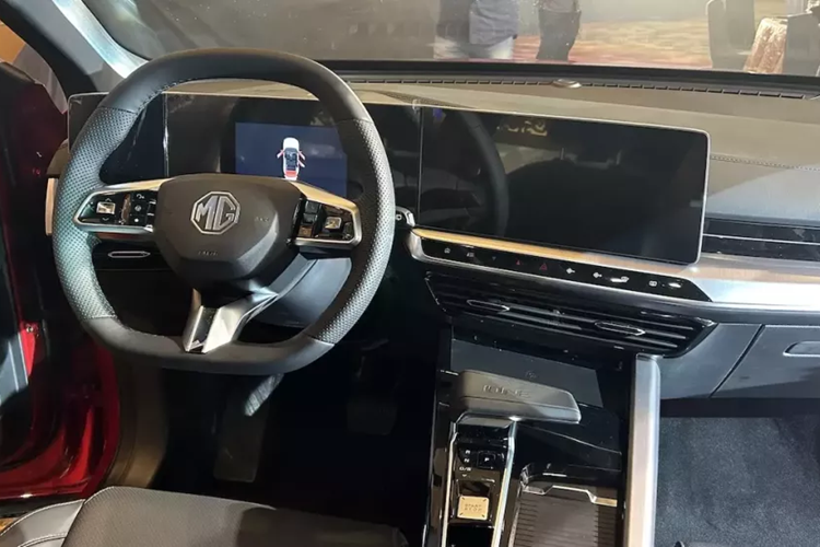 Được áp dụng ngôn ngữ thiết kế Dual Front Face của thương hiệu MG, mẫu xe này mang trên mình lưới tản nhiệt cỡ lớn, cụm đèn pha nhỏ gọn vuốt về phía sau, tích hợp 3 dải đèn LED định vị ban ngày, và cản trước thể thao. Tương tự MG5 và HS, MG One 2024 cũng có thiết kế đầu xe dốc xuống dưới, gợi liên tưởng đến hình ảnh "cá mập săn mồi".