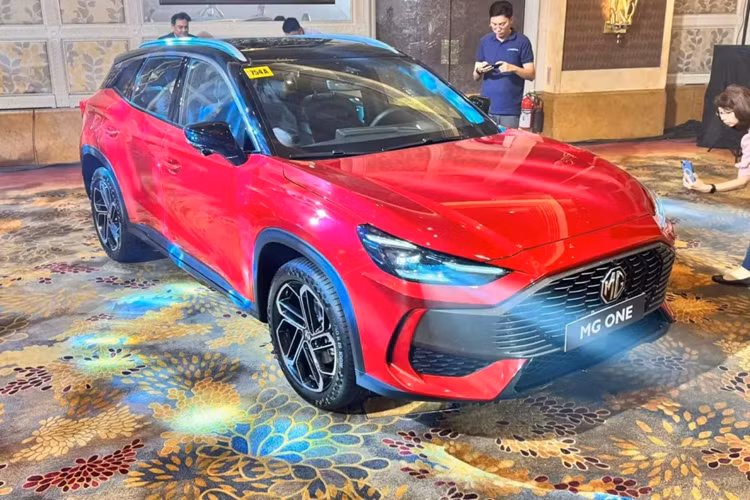 Sau hơn 1 tháng, giá bán của xe tiếp tục được hé lộ trước khi chính thức ra mắt vào cuối tháng 2 này. Theo đó, tại thị trường Philippines, giá xe MG One 2024 bản Lux có giá 1.458.888 Peso (khoảng 634 triệu đồng). Nếu giá bán này là chính xác thì xe sẽ đắt hơn người anh em cùng phân khúc là MG HS Trophy (1.308.888 Peso).