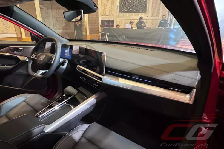 Tiếp theo đó phần nóc dốc dần về phía sau theo phong cách xe coupe và sơn màu tương phản với thân xe. Vành la-zăng của xe là loại hợp kim 19 inch với thiết kế 5 chấu kép. Bên cạnh đó là cụm đèn hậu LED có thiết kế tương tự đèn pha, cánh gió mui chia đôi theo phong cách xe đua, cản sau tích hợp bộ khuếch tán gió và 2 đầu ống xả giả hình chữ nhật.