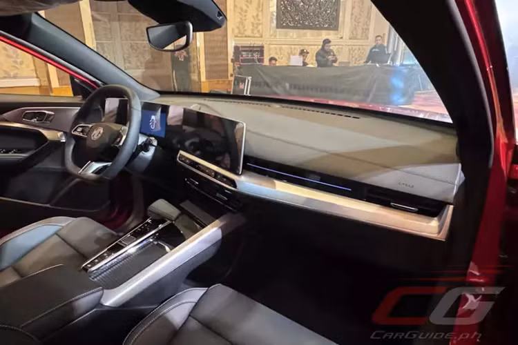 Tiếp theo đó phần nóc dốc dần về phía sau theo phong cách xe coupe và sơn màu tương phản với thân xe. Vành la-zăng của xe là loại hợp kim 19 inch với thiết kế 5 chấu kép. Bên cạnh đó là cụm đèn hậu LED có thiết kế tương tự đèn pha, cánh gió mui chia đôi theo phong cách xe đua, cản sau tích hợp bộ khuếch tán gió và 2 đầu ống xả giả hình chữ nhật.