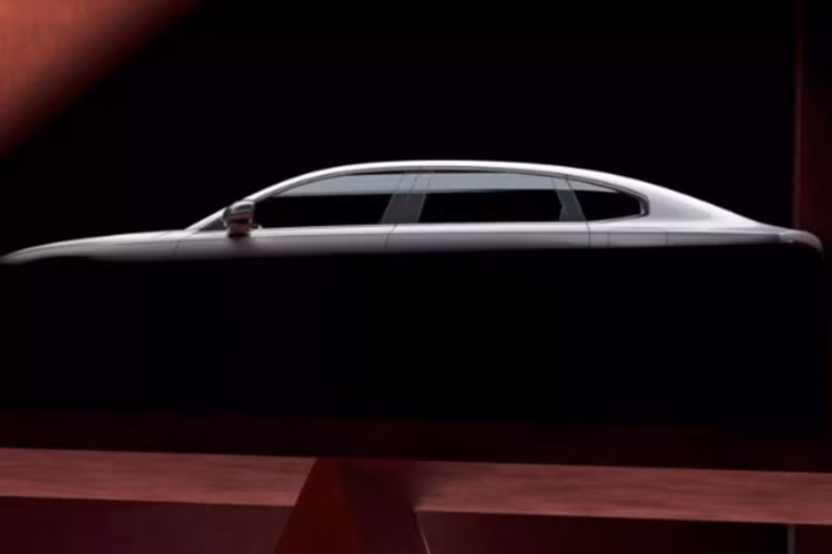 Là một mẫu xe điện nên dự kiến Volvo ES90 sẽ sở hữu lưới tản nhiệt khép kín, tay nắm cửa ẩn và gương chiếu hậu cũng có thiết kế giống EX90. Cảm biến LiDAR có thể sẽ được gắn trên kính chắn gió. Thiết kế phía sau trong hình ảnh phác hoạ cũng phản ánh phong cách thiết kế đang được áp dụng cho những mẫu xe Volvo mới gần đây.