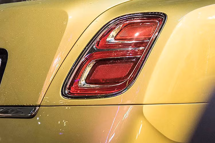 Chiếc Bentley Mulsanne của bà Nguyễn Phương Hằng được chồng tặng có màu sơn vàng cát rất đặc trưng của phiên bản cuối cùng, xe còn được trang bị nhiều chi tiết thêm đen và 1 số nguồn tin cho rằng đây là phiên bản đặc biệt chứ không đơn giản là Bentley Mulsanne trục cơ sở dài.