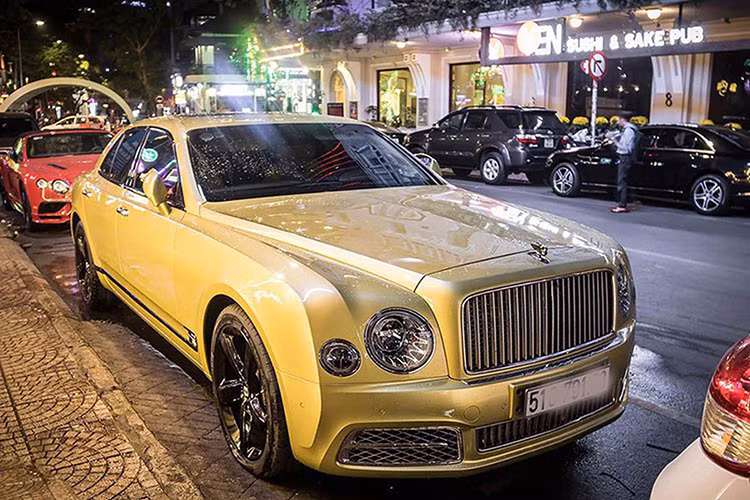 Theo thông tin chúng tôi tìm hiểu có được, chiếc xe siêu sang Bentley Mulsanne EWB này ban đầu mang biển số 51G-523XX nhưng sau đó, xe mang biển kiểm soát 51G-791.XX. Rất có thể trong quá trình sử dụng nữ đại gia này đã sang nhượng lại cho chồng hoặc người thân, nên xe được bấm biển mới.