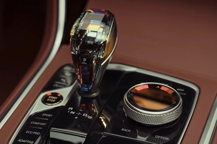 Ngoài ra, Skytop cũng sở hữu hai lỗ thông gió lớn ở trên nắp ca-pô, cho thấy nhiều khả năng đây sẽ là mẫu xe thể thao dùng động cơ đốt trong. Điều này được củng cố thêm bởi sự hiện diện của hai ống xả hình bầu dục ở phía sau.