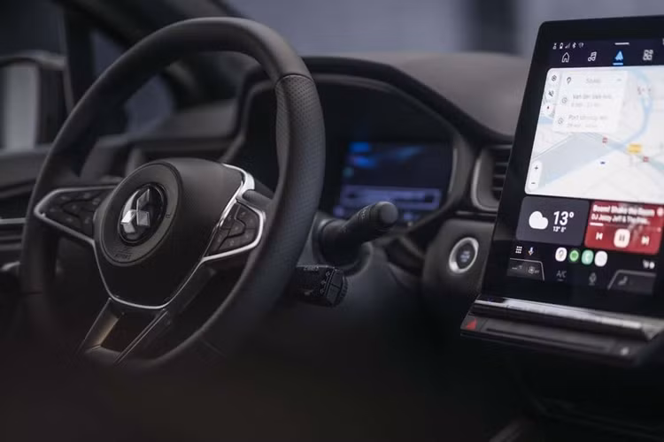 Về nội thất, Mitsubishi Outlander Sport 2024 sở hữu màn hình giải trí trung tâm 10,4 inch kết nối không dây với Apple CarPlay/Android Auto và màn hình đồng hồ lái kích thước 7 inch.